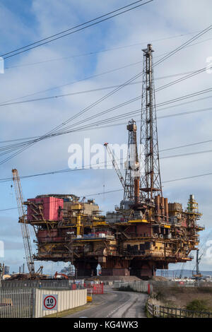 Die Ölplattform Brent Delta Topside wird am Standort von Able UK`s Seaton in der Nähe von Hartlepool, England, Großbritannien, recycelt Stockfoto